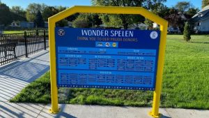 Yellow and blue Wonder Spelen playground donor wall
